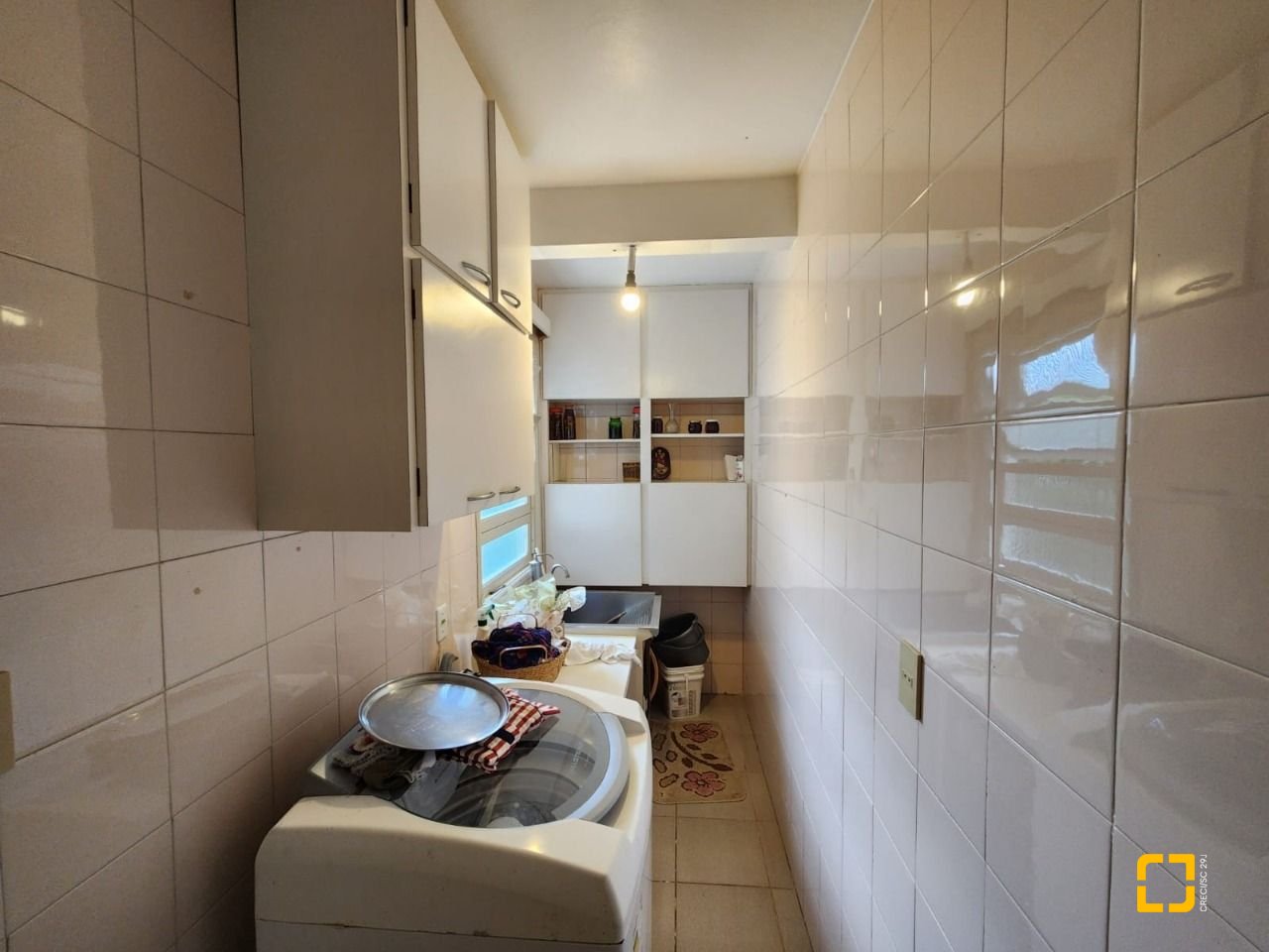 Casa com 370m², 5 quartos (sendo 2 suítes), 3 garagens, no bairro Barreiros em São José