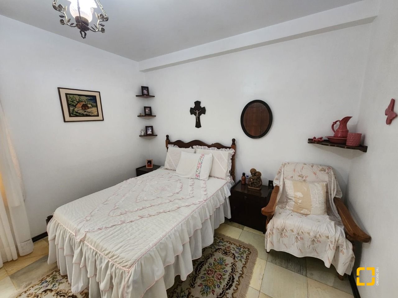 Casa com 370m², 5 quartos (sendo 2 suítes), 3 garagens, no bairro Barreiros em São José