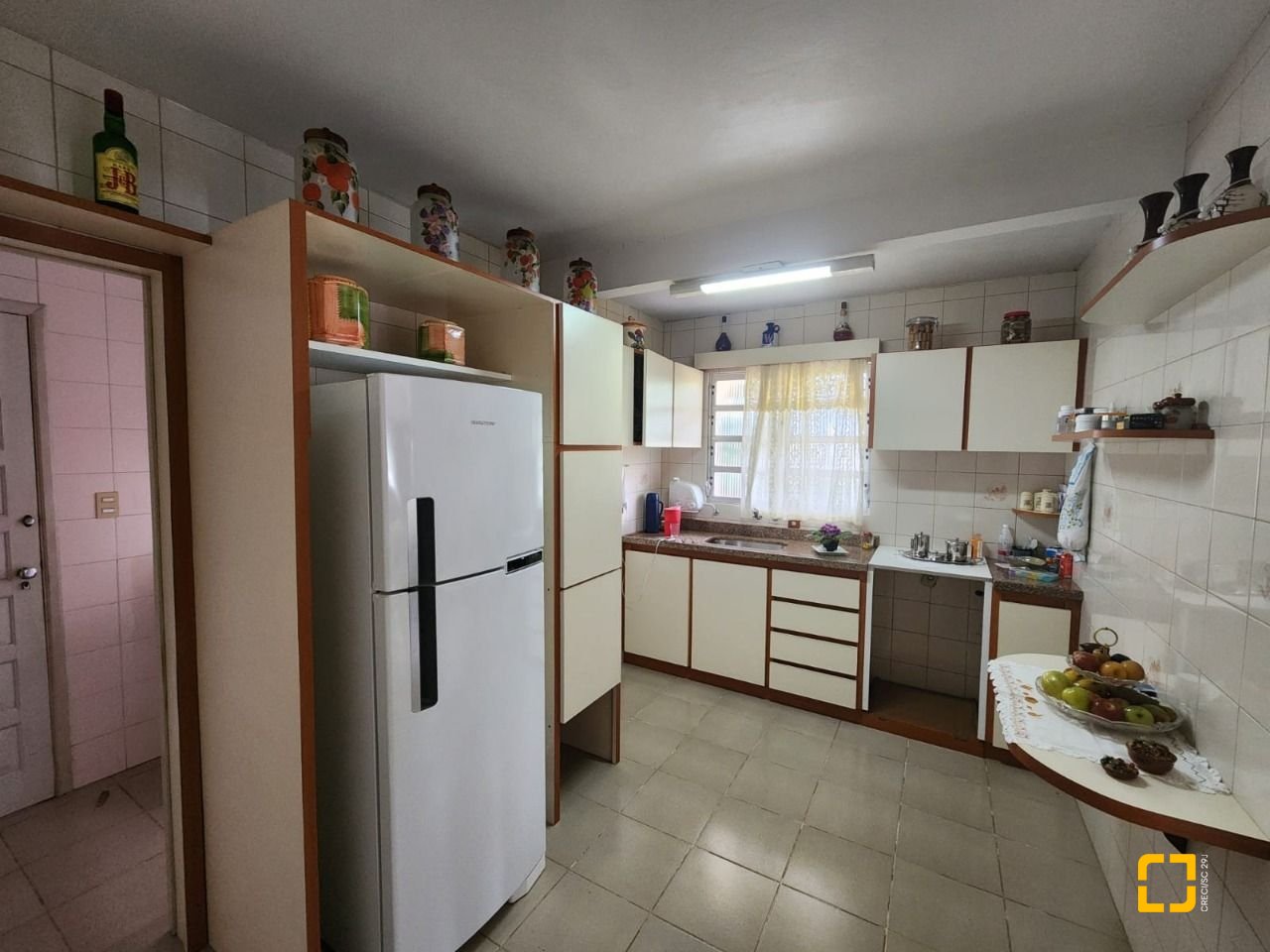 Casa com 370m², 5 quartos (sendo 2 suítes), 3 garagens, no bairro Barreiros em São José