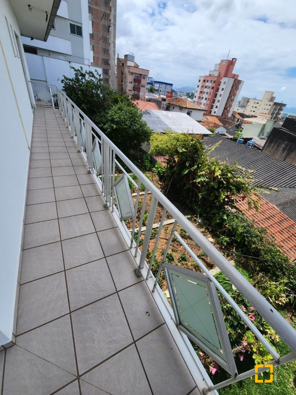 Casa com 370m², 5 quartos (sendo 2 suítes), 3 garagens, no bairro Barreiros em São José