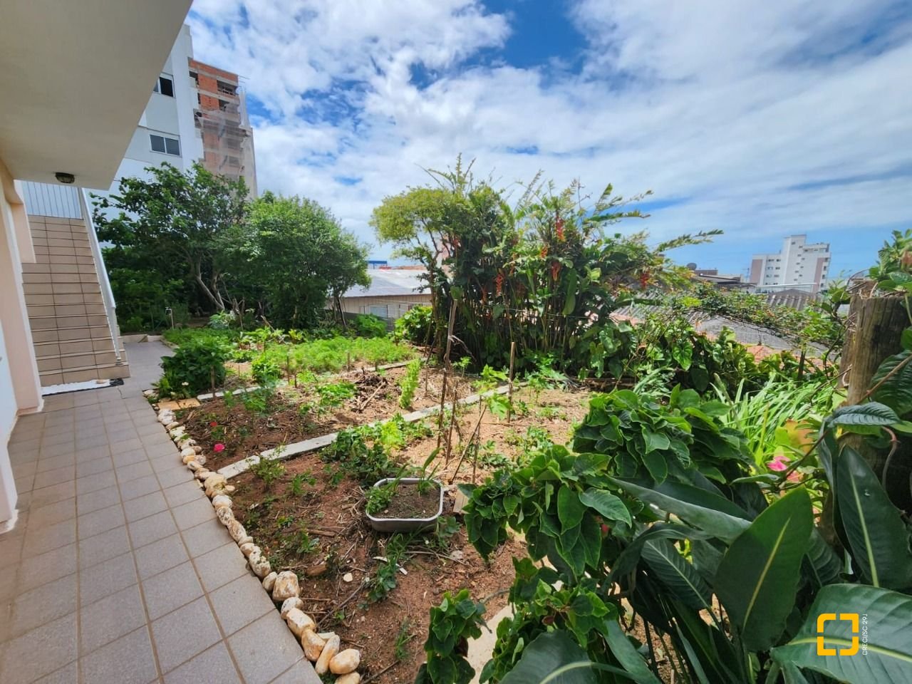 Casa com 370m², 5 quartos (sendo 2 suítes), 3 garagens, no bairro Barreiros em São José