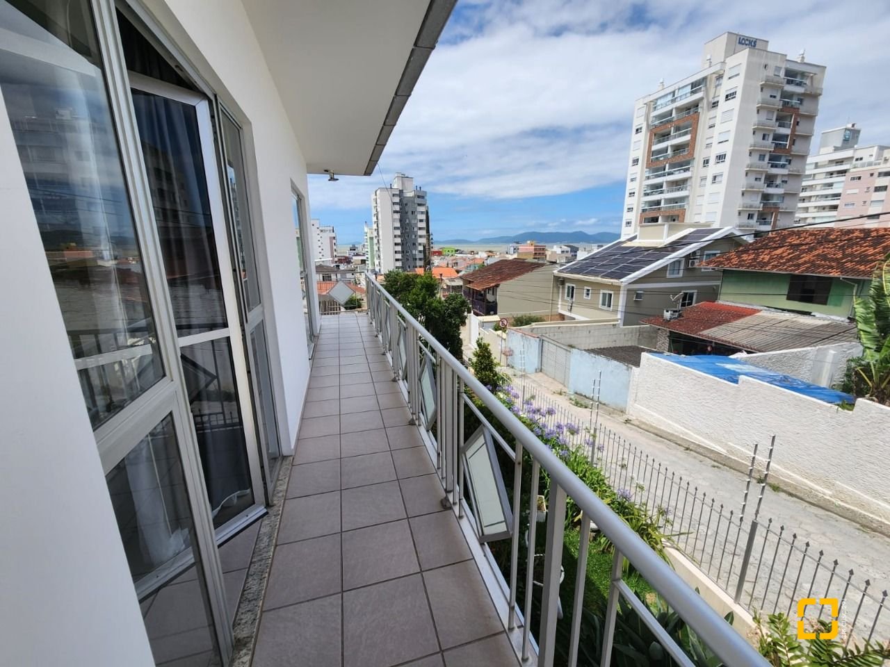 Casa com 370m², 5 quartos (sendo 2 suítes), 3 garagens, no bairro Barreiros em São José