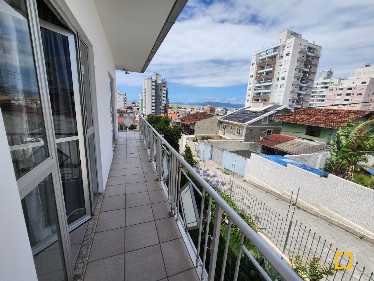 Casa com 370m², 5 quartos (sendo 2 suítes), 3 garagens, no bairro Barreiros em São José