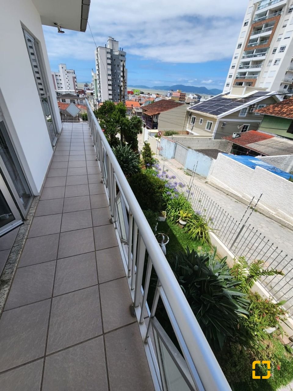 Casa com 370m², 5 quartos (sendo 2 suítes), 3 garagens, no bairro Barreiros em São José