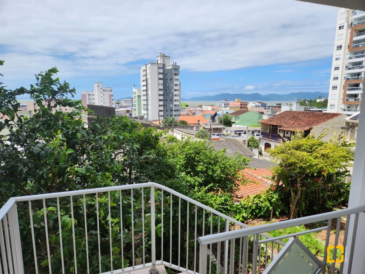 Casa com 370m², 5 quartos (sendo 2 suítes), 3 garagens, no bairro Barreiros em São José