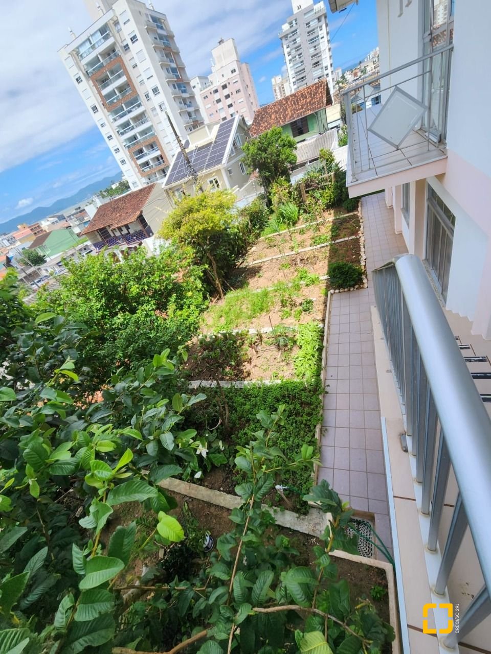 Casa com 370m², 5 quartos (sendo 2 suítes), 3 garagens, no bairro Barreiros em São José
