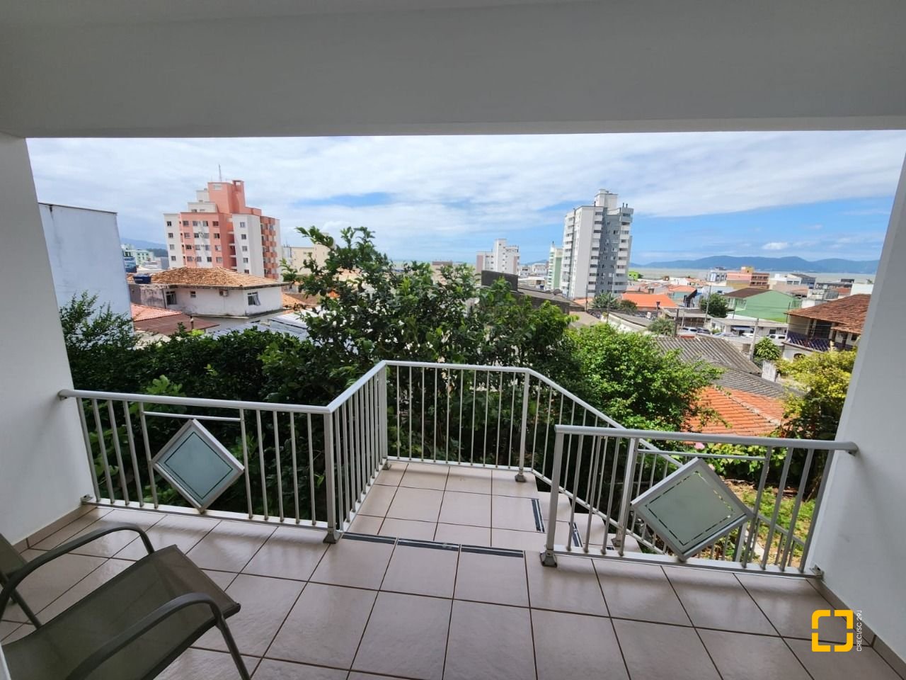 Casa com 370m², 5 quartos (sendo 2 suítes), 3 garagens, no bairro Barreiros em São José