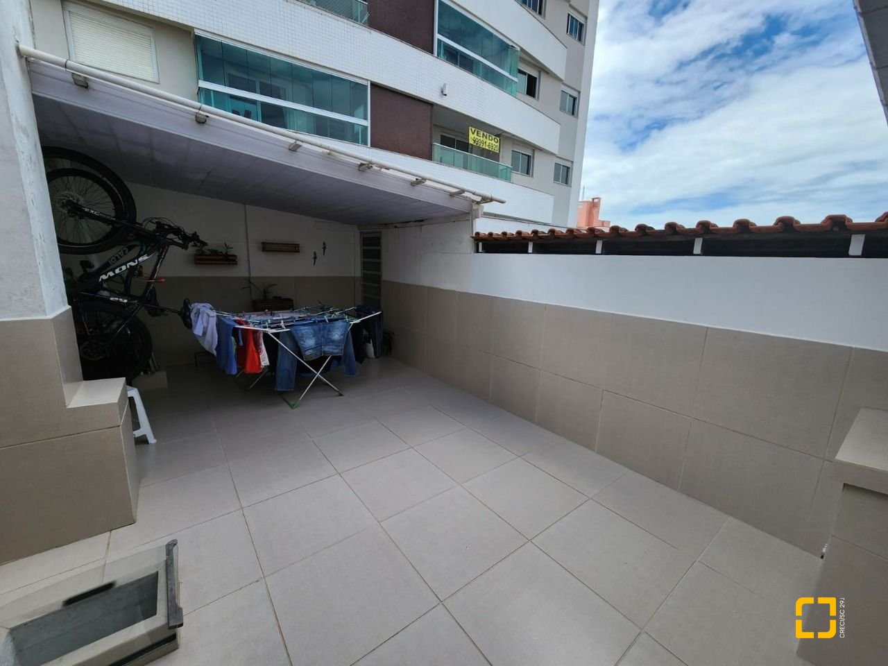 Casa com 370m², 5 quartos (sendo 2 suítes), 3 garagens, no bairro Barreiros em São José