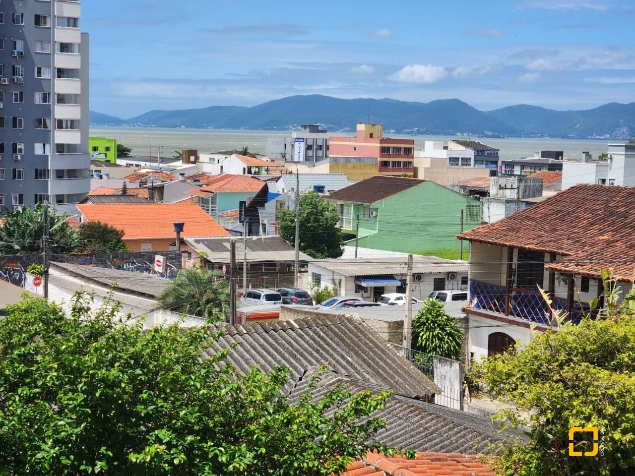 Casa com 370m², 5 quartos (sendo 2 suítes), 3 garagens, no bairro Barreiros em São José