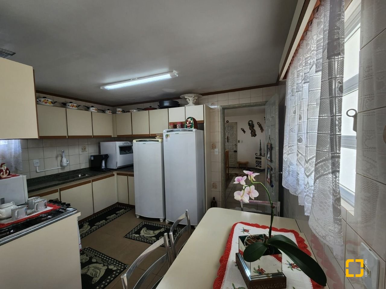 Casa com 370m², 5 quartos (sendo 2 suítes), 3 garagens, no bairro Barreiros em São José