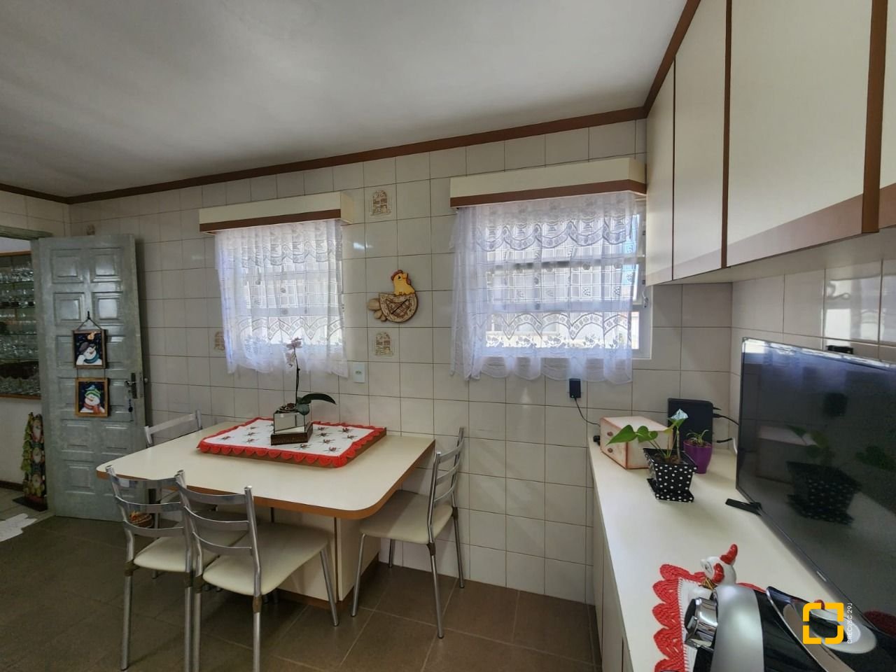 Casa com 370m², 5 quartos (sendo 2 suítes), 3 garagens, no bairro Barreiros em São José