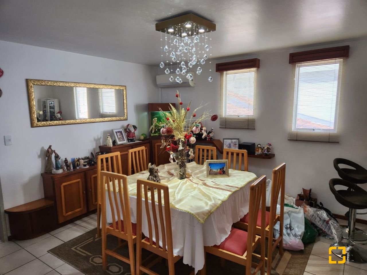 Casa com 370m², 5 quartos (sendo 2 suítes), 3 garagens, no bairro Barreiros em São José