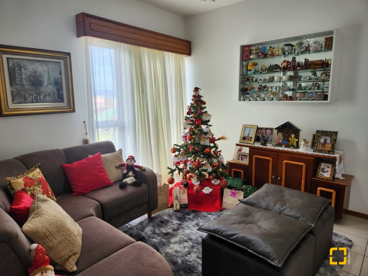 Casa com 370m², 5 quartos (sendo 2 suítes), 3 garagens, no bairro Barreiros em São José