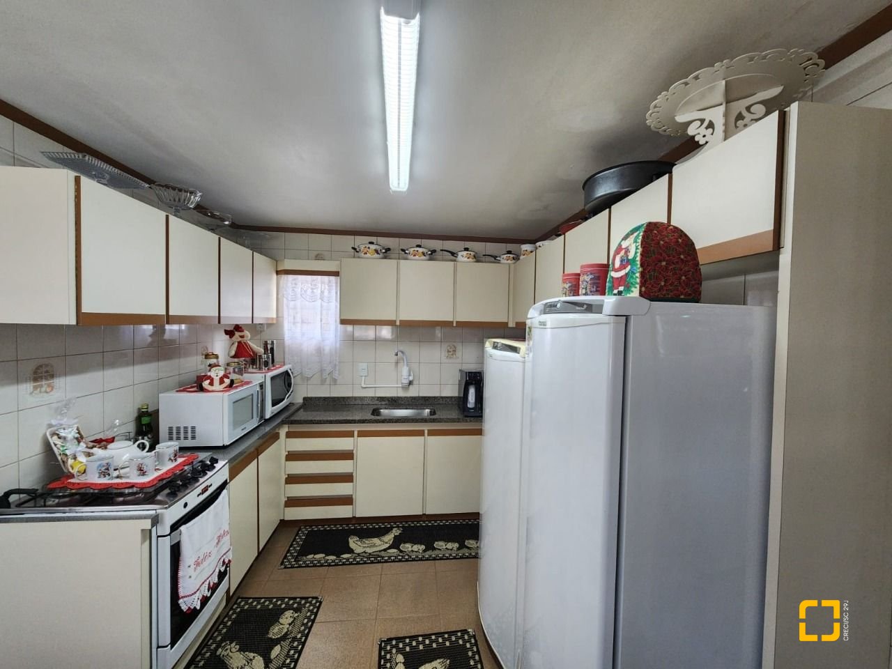 Casa com 370m², 5 quartos (sendo 2 suítes), 3 garagens, no bairro Barreiros em São José