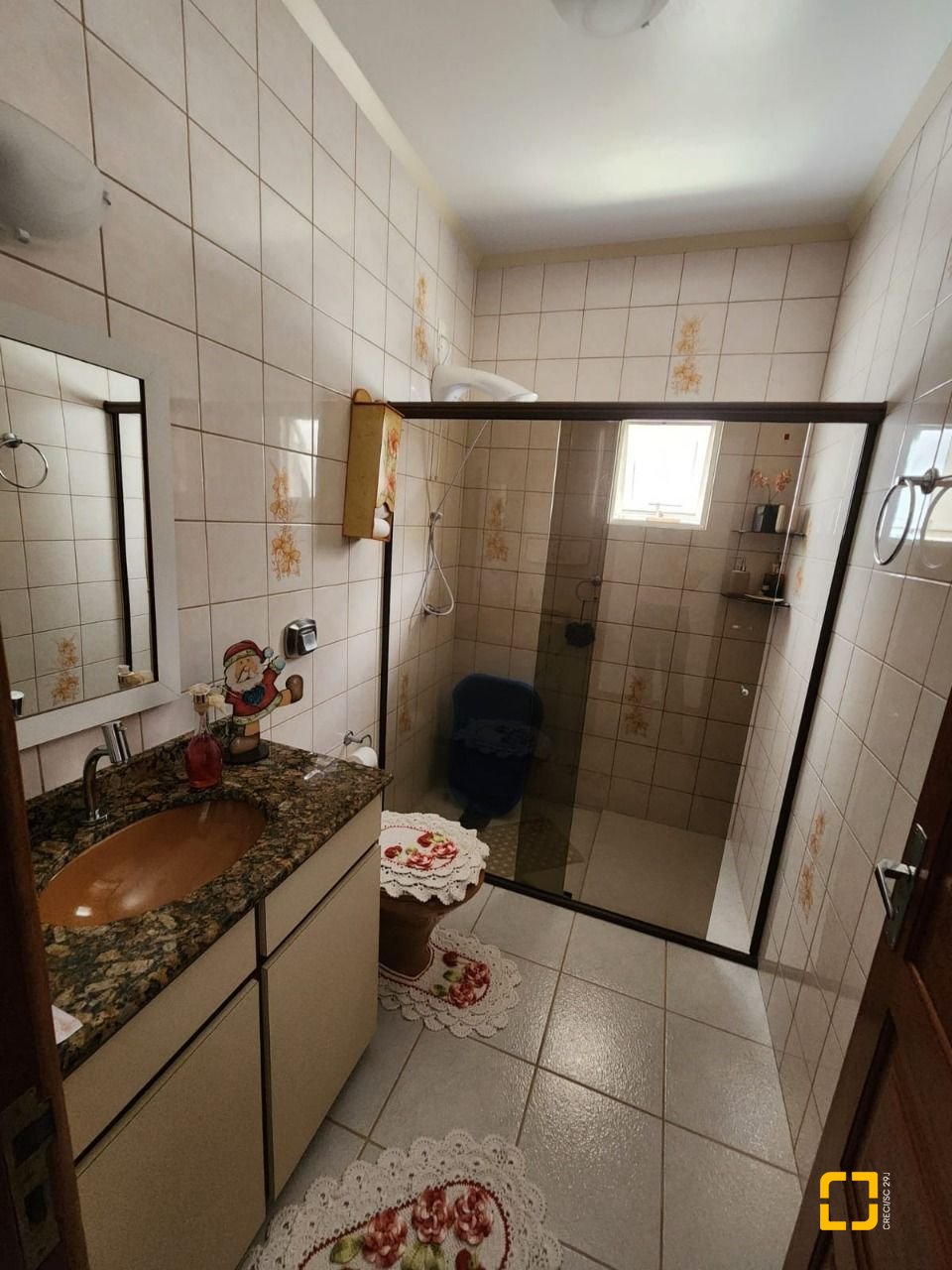 Casa com 370m², 5 quartos (sendo 2 suítes), 3 garagens, no bairro Barreiros em São José