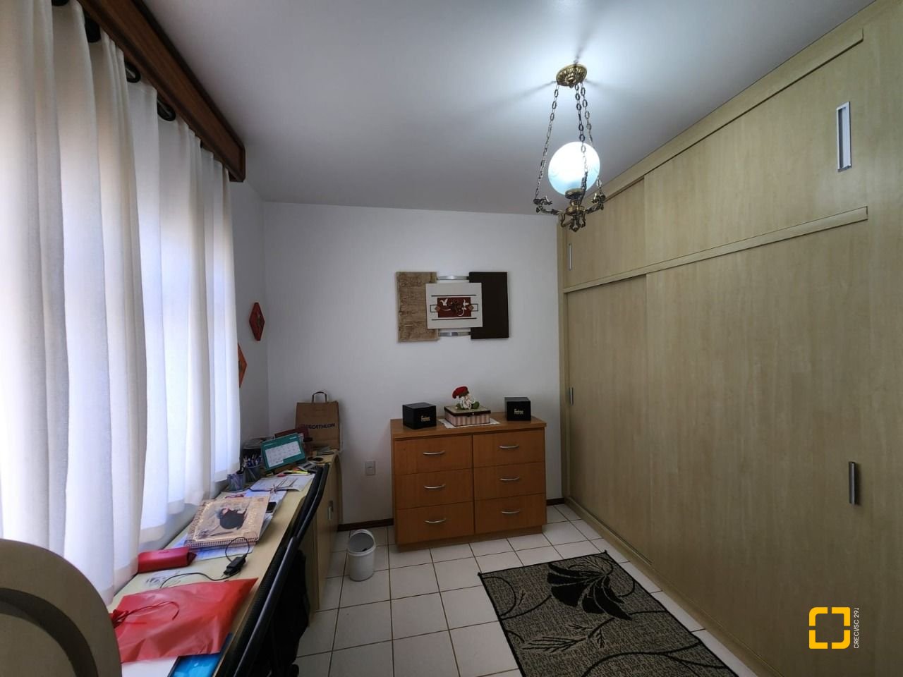 Casa com 370m², 5 quartos (sendo 2 suítes), 3 garagens, no bairro Barreiros em São José