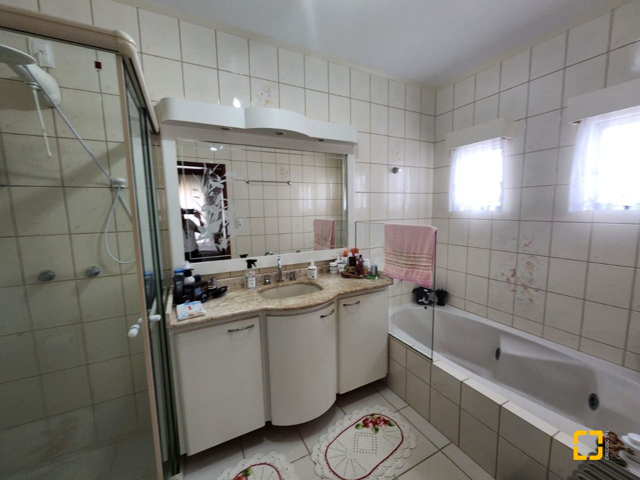 Casa com 370m², 5 quartos (sendo 2 suítes), 3 garagens, no bairro Barreiros em São José