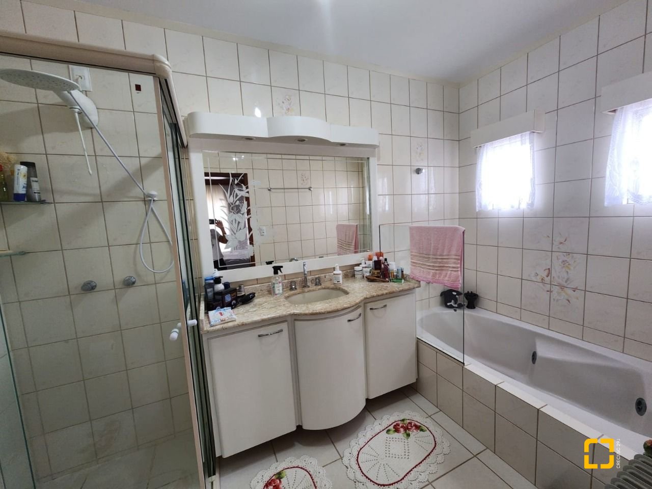 Casa com 370m², 5 quartos (sendo 2 suítes), 3 garagens, no bairro Barreiros em São José