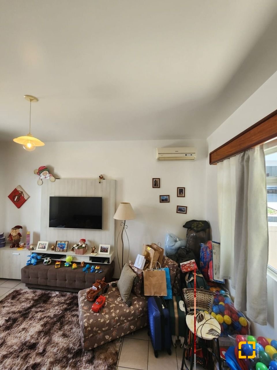 Casa com 370m², 5 quartos (sendo 2 suítes), 3 garagens, no bairro Barreiros em São José