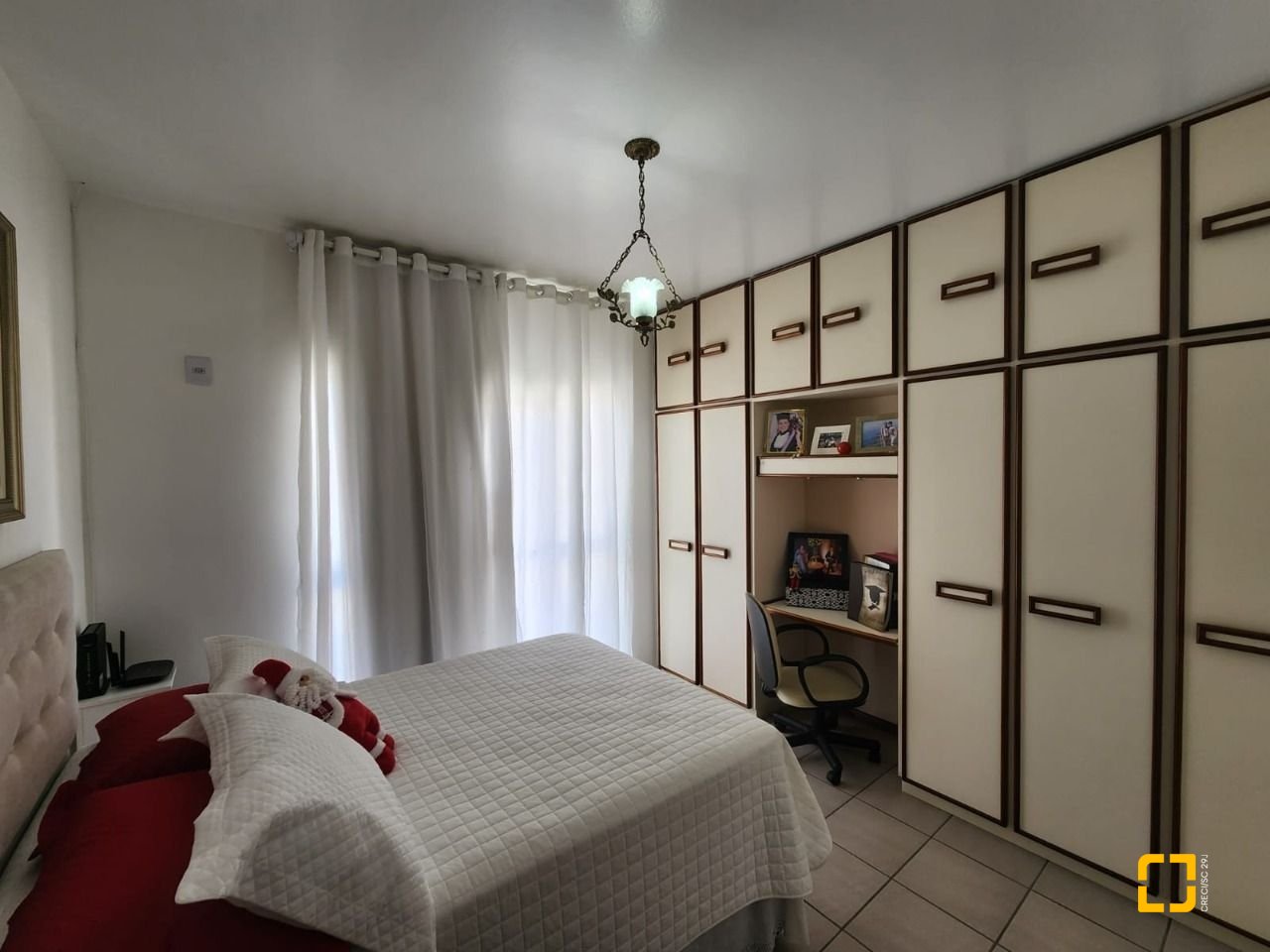 Casa com 370m², 5 quartos (sendo 2 suítes), 3 garagens, no bairro Barreiros em São José