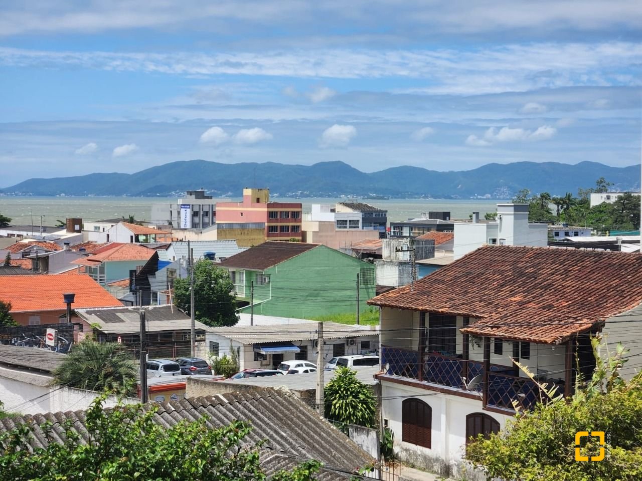 Casa com 370m², 5 quartos (sendo 2 suítes), 3 garagens, no bairro Barreiros em São José
