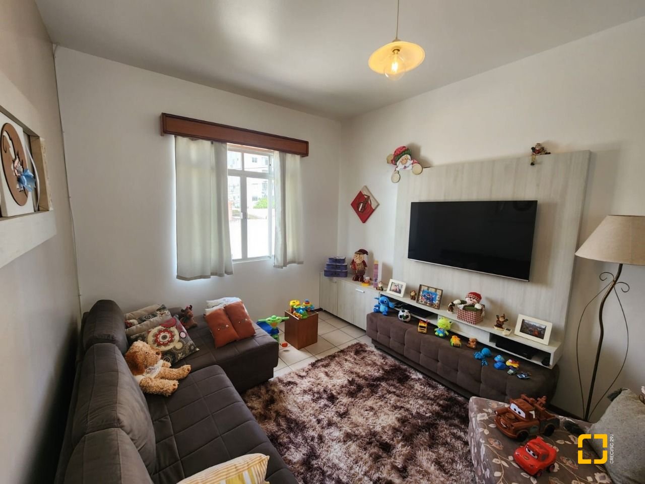 Casa com 370m², 5 quartos (sendo 2 suítes), 3 garagens, no bairro Barreiros em São José