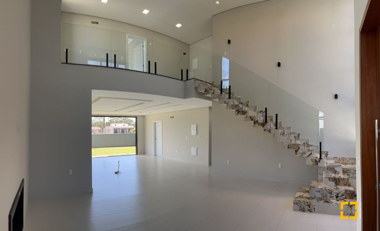 Casa de Condomínio com 253m², 6 quartos (sendo 3 suítes), 2 garagens, no bairro Rio Vermelho em Florianópolis