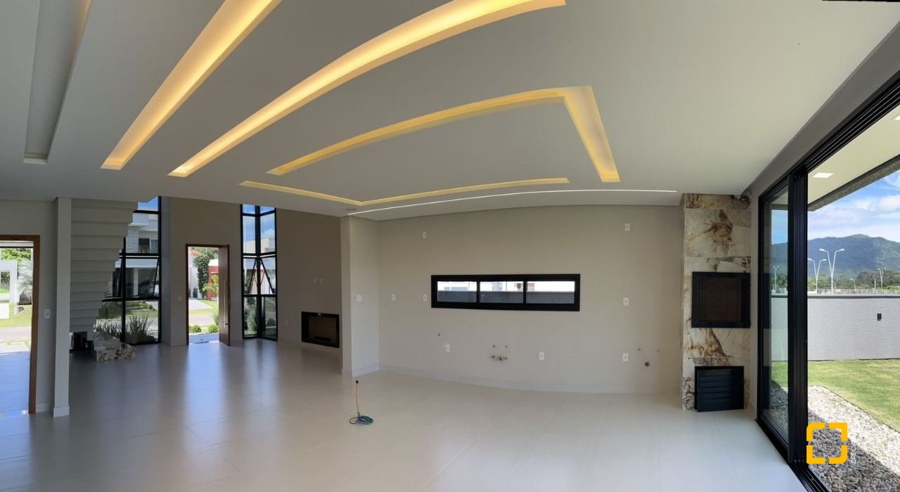 Casa de Condomínio com 253m², 6 quartos (sendo 3 suítes), 2 garagens, no bairro Rio Vermelho em Florianópolis