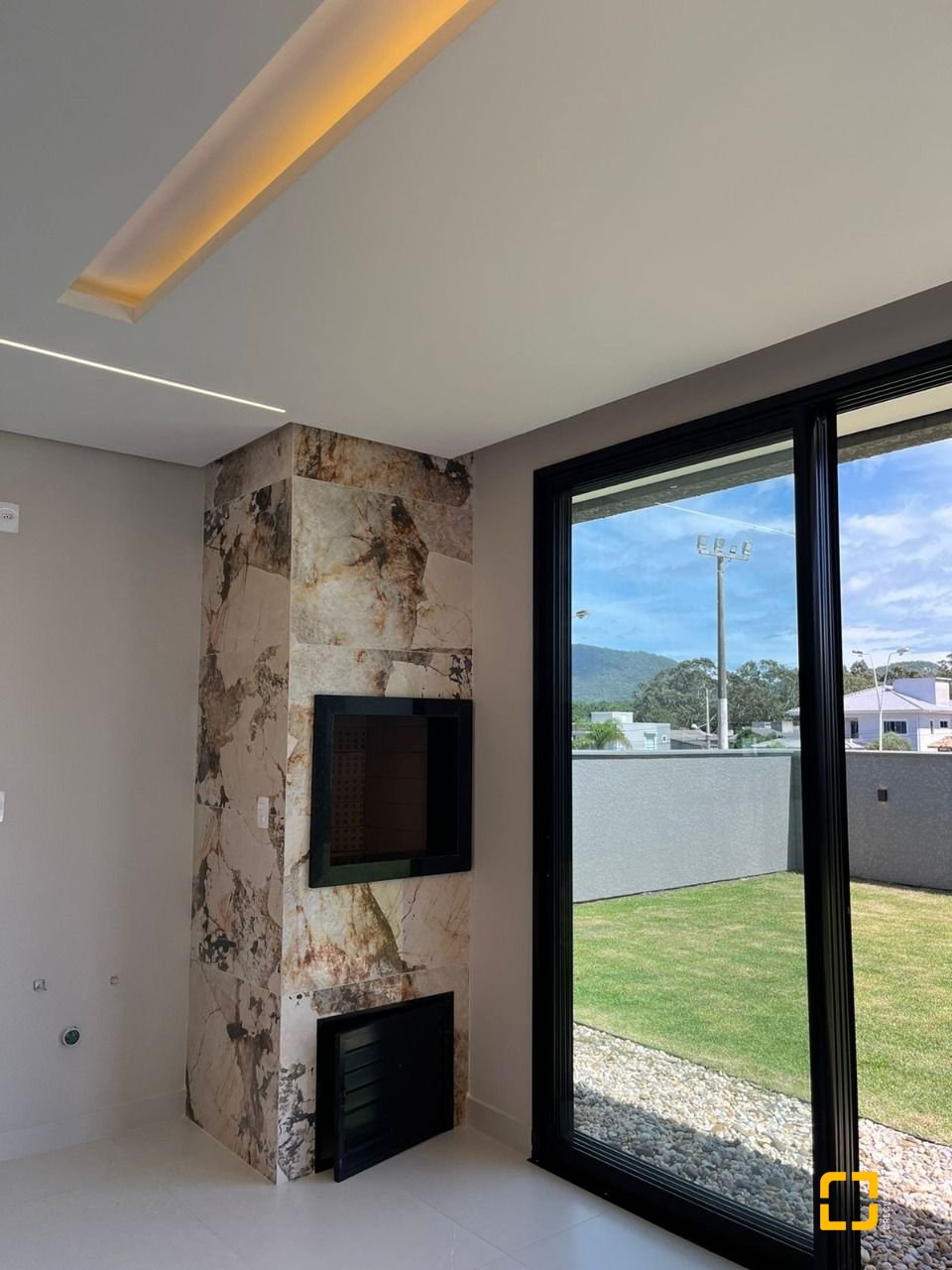Casa de Condomínio com 253m², 6 quartos (sendo 3 suítes), 2 garagens, no bairro Rio Vermelho em Florianópolis