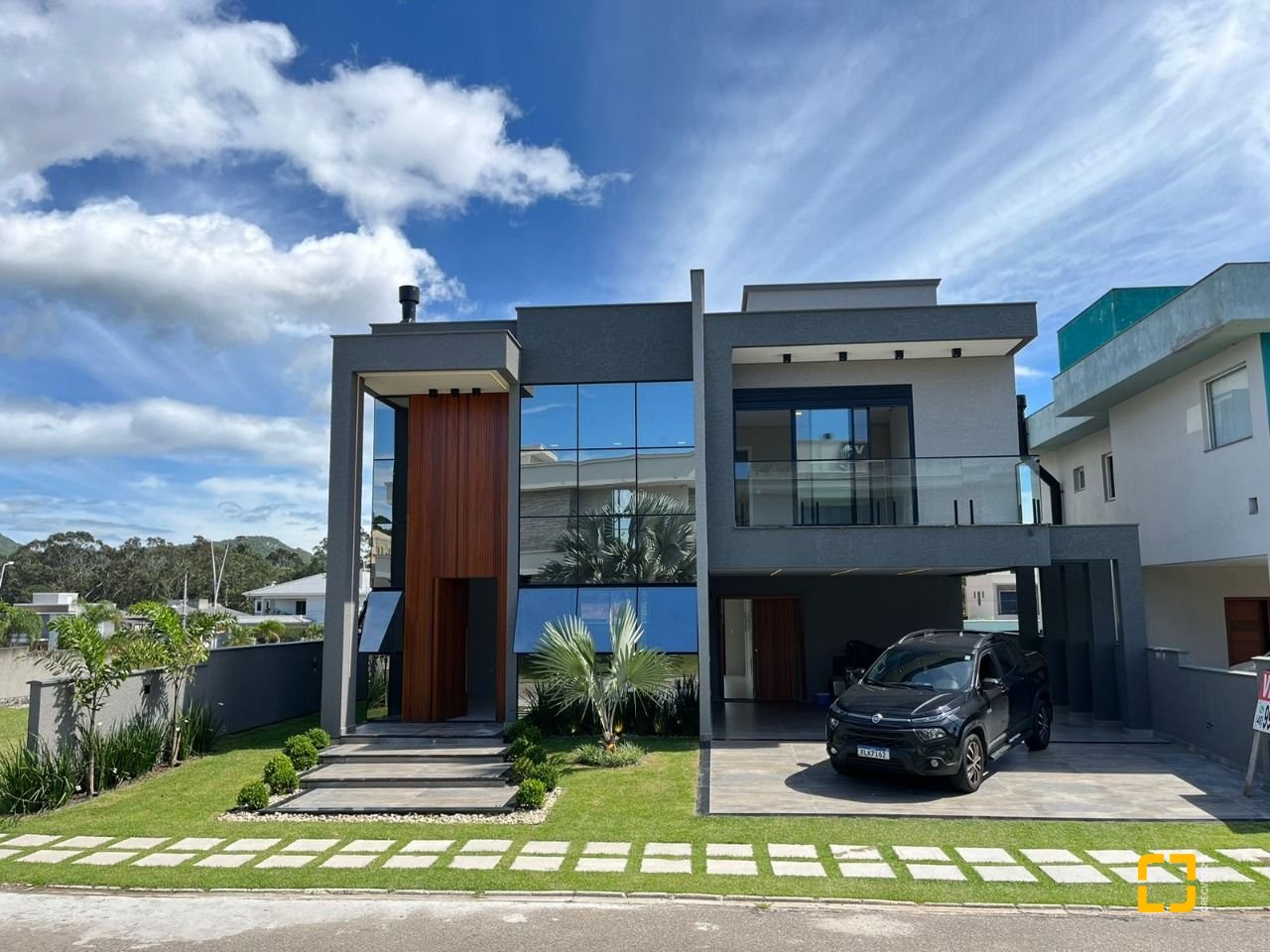 Casa de Condomínio com 253m², 6 quartos (sendo 3 suítes), 2 garagens, no bairro Rio Vermelho em Florianópolis