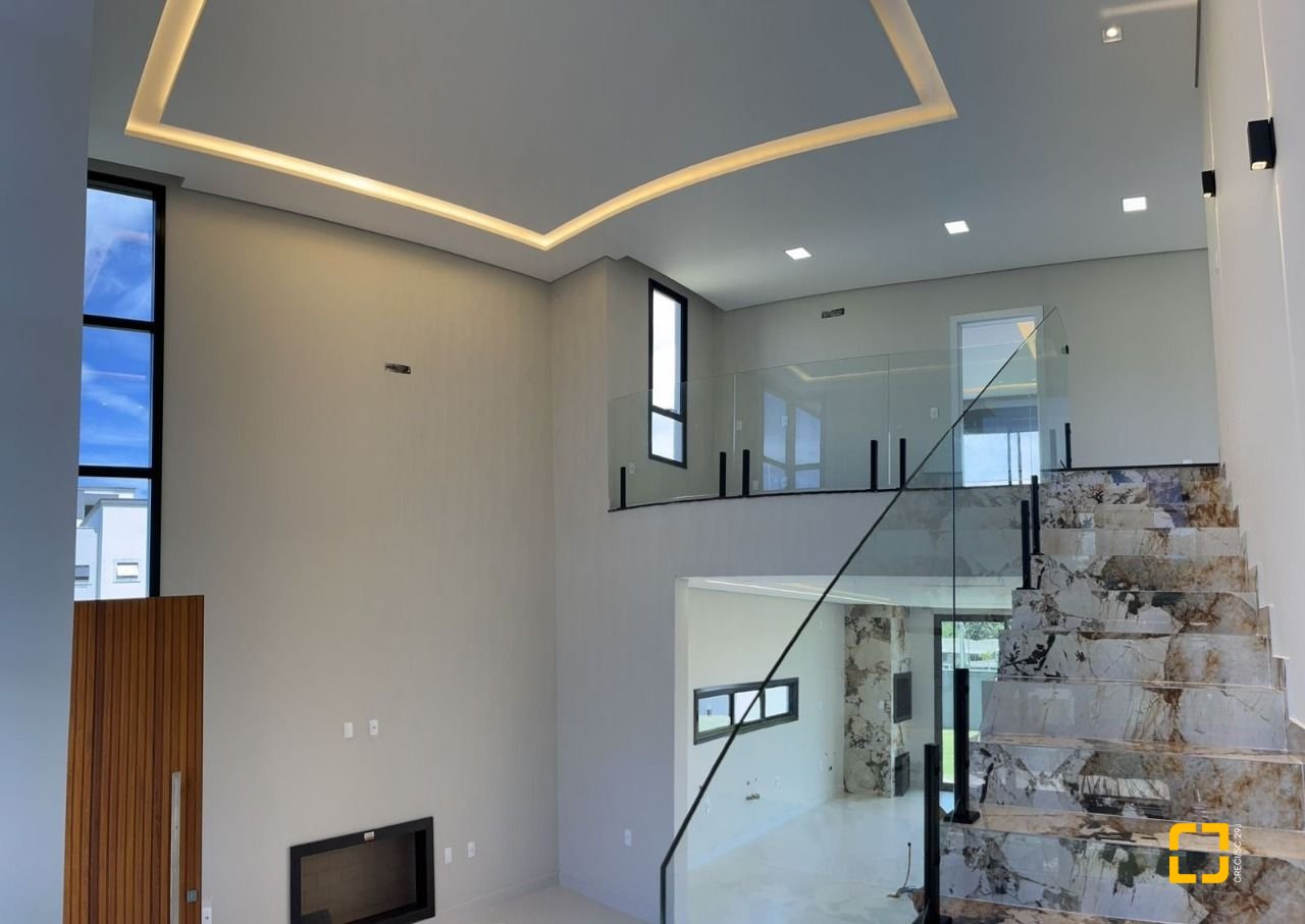 Casa de Condomínio com 253m², 6 quartos (sendo 3 suítes), 2 garagens, no bairro Rio Vermelho em Florianópolis