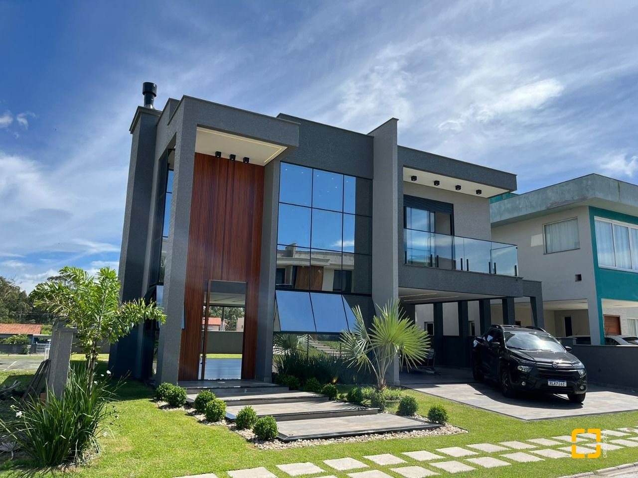 Casa de Condomínio com 253m², 6 quartos (sendo 3 suítes), 2 garagens, no bairro Rio Vermelho em Florianópolis