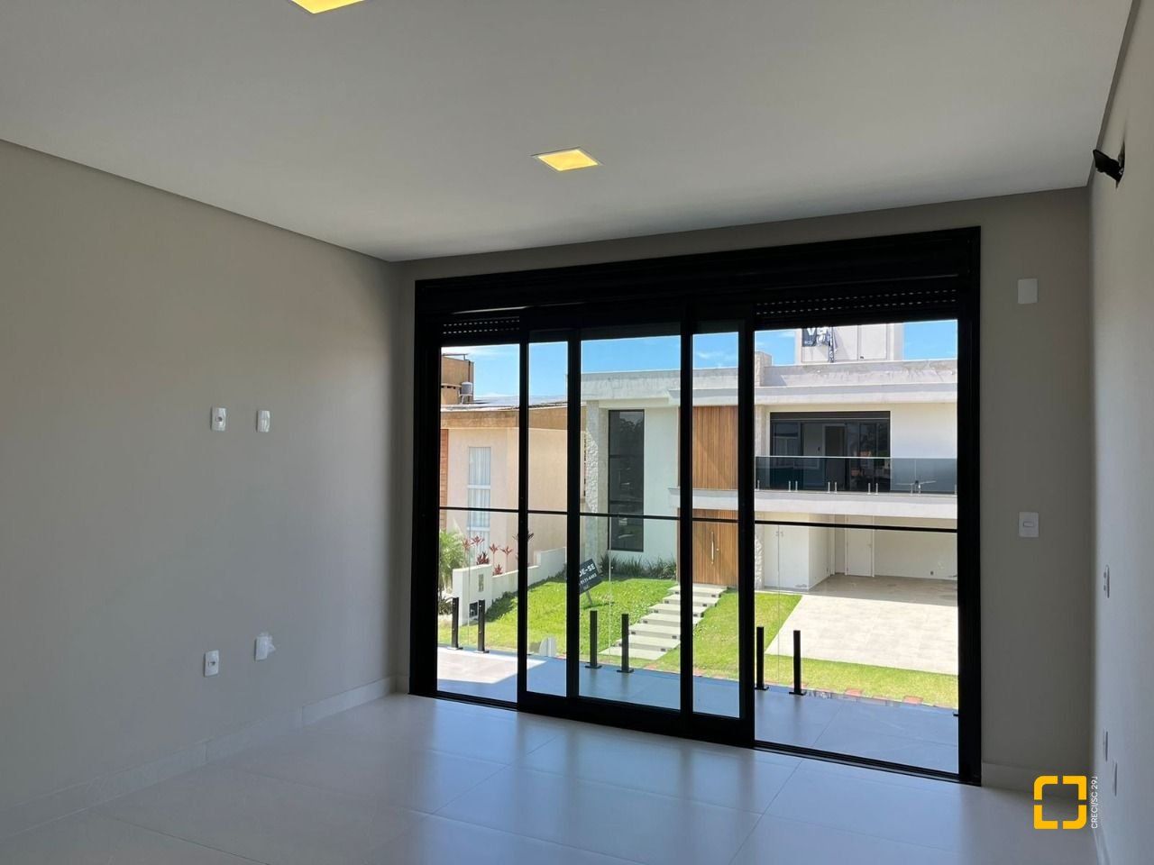 Casa de Condomínio com 253m², 6 quartos (sendo 3 suítes), 2 garagens, no bairro Rio Vermelho em Florianópolis
