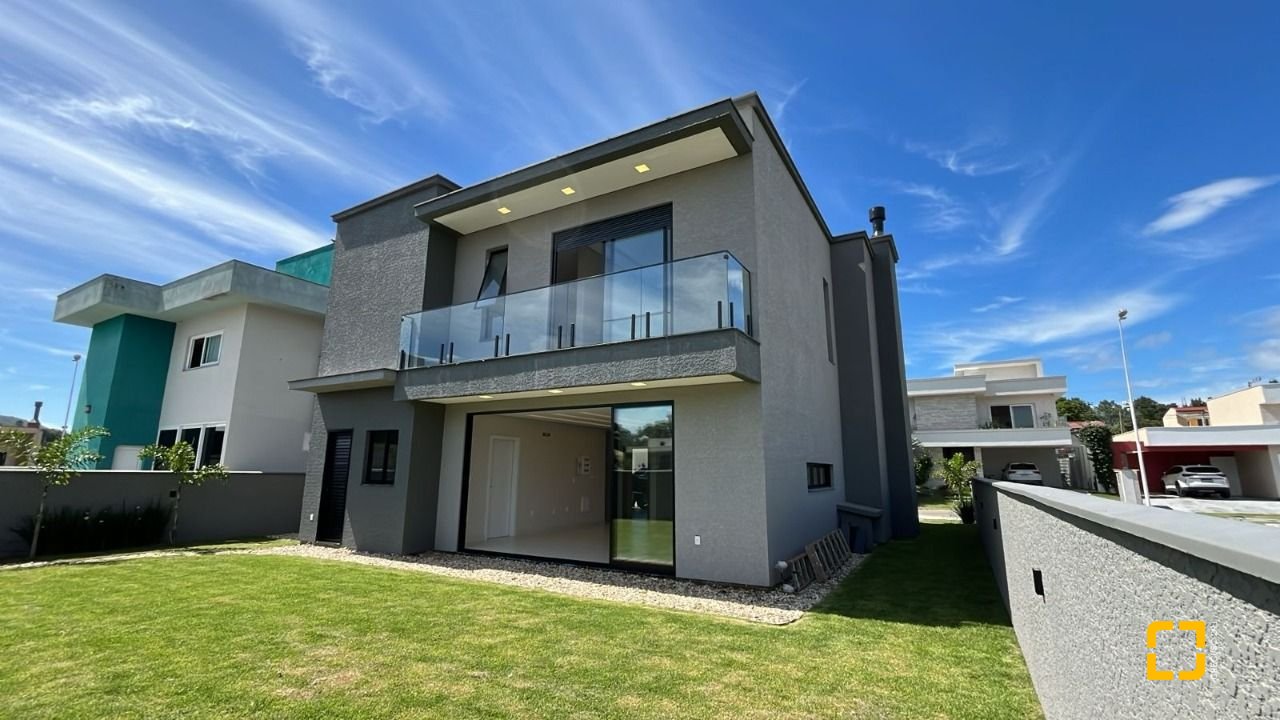 Casa de Condomínio com 253m², 6 quartos (sendo 3 suítes), 2 garagens, no bairro Rio Vermelho em Florianópolis