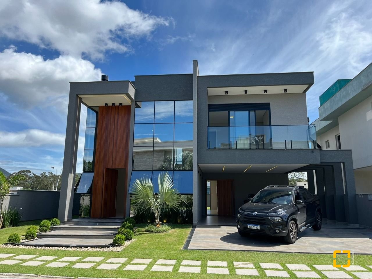 Casa de Condomínio com 253m², 6 quartos (sendo 3 suítes), 2 garagens, no bairro Rio Vermelho em Florianópolis