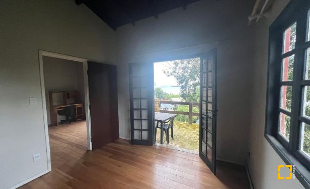 Casa com 152m², 4 quartos (sendo 1 suíte), 2 garagens, no bairro Sambaqui em Florianópolis