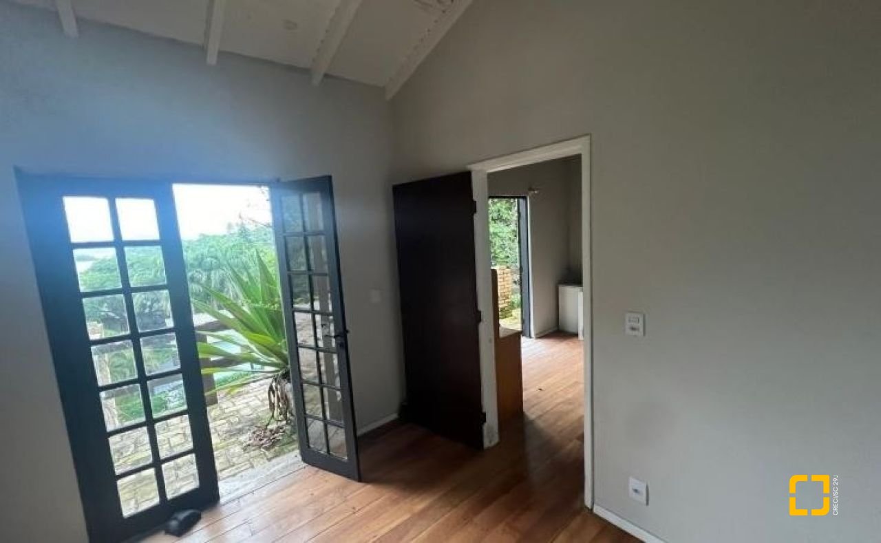 Casa com 152m², 4 quartos (sendo 1 suíte), 2 garagens, no bairro Sambaqui em Florianópolis