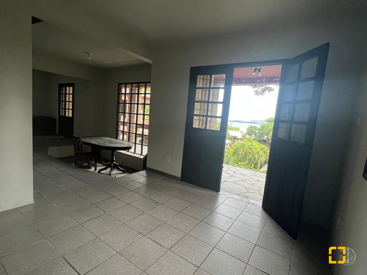 Casa com 152m², 4 quartos (sendo 1 suíte), 2 garagens, no bairro Sambaqui em Florianópolis