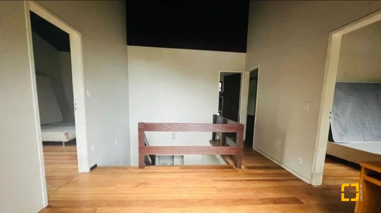 Casa com 152m², 4 quartos (sendo 1 suíte), 2 garagens, no bairro Sambaqui em Florianópolis