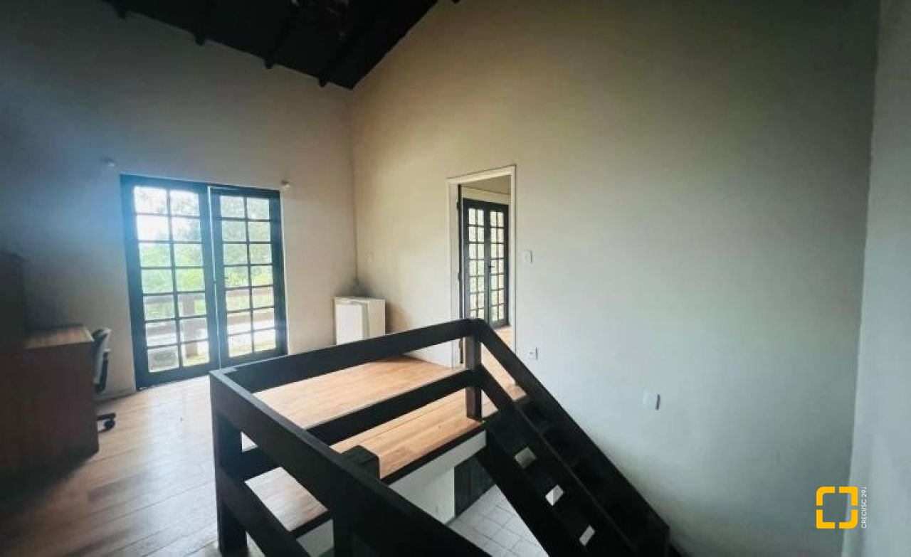 Casa com 152m², 4 quartos (sendo 1 suíte), 2 garagens, no bairro Sambaqui em Florianópolis
