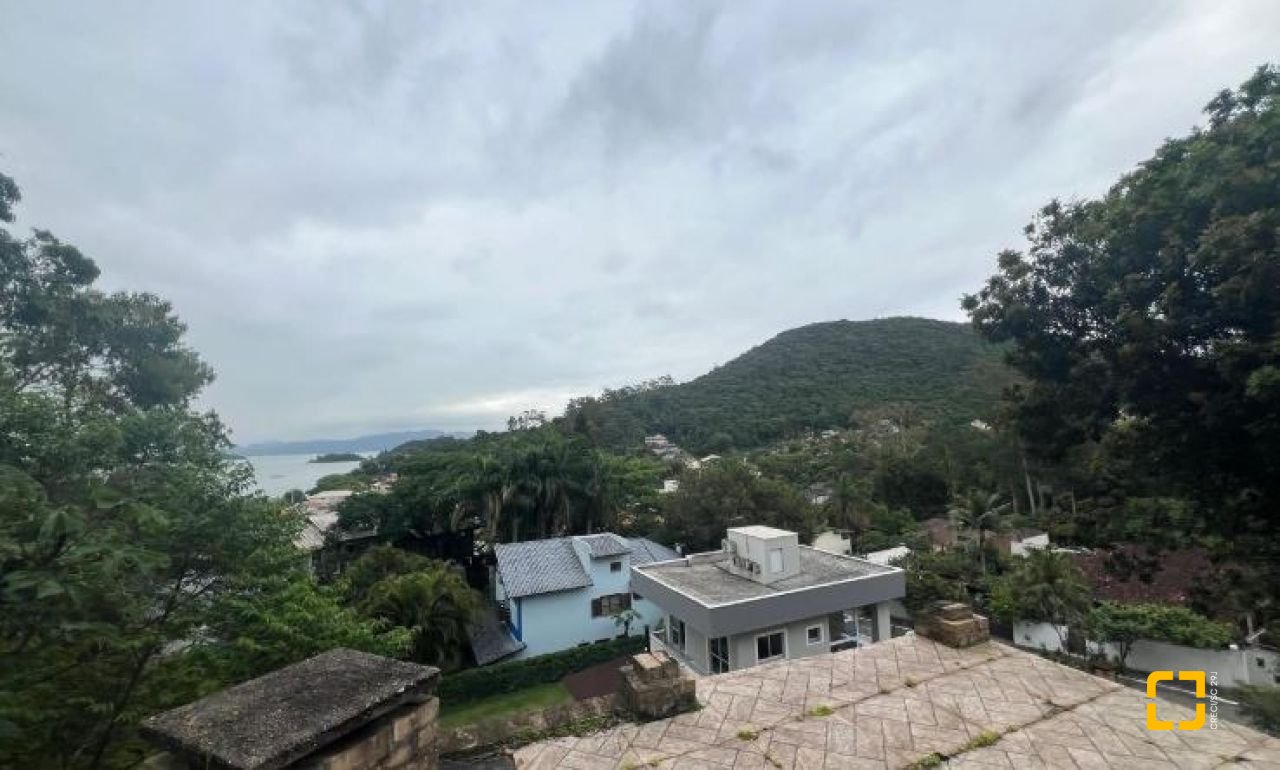 Casa com 152m², 4 quartos (sendo 1 suíte), 2 garagens, no bairro Sambaqui em Florianópolis