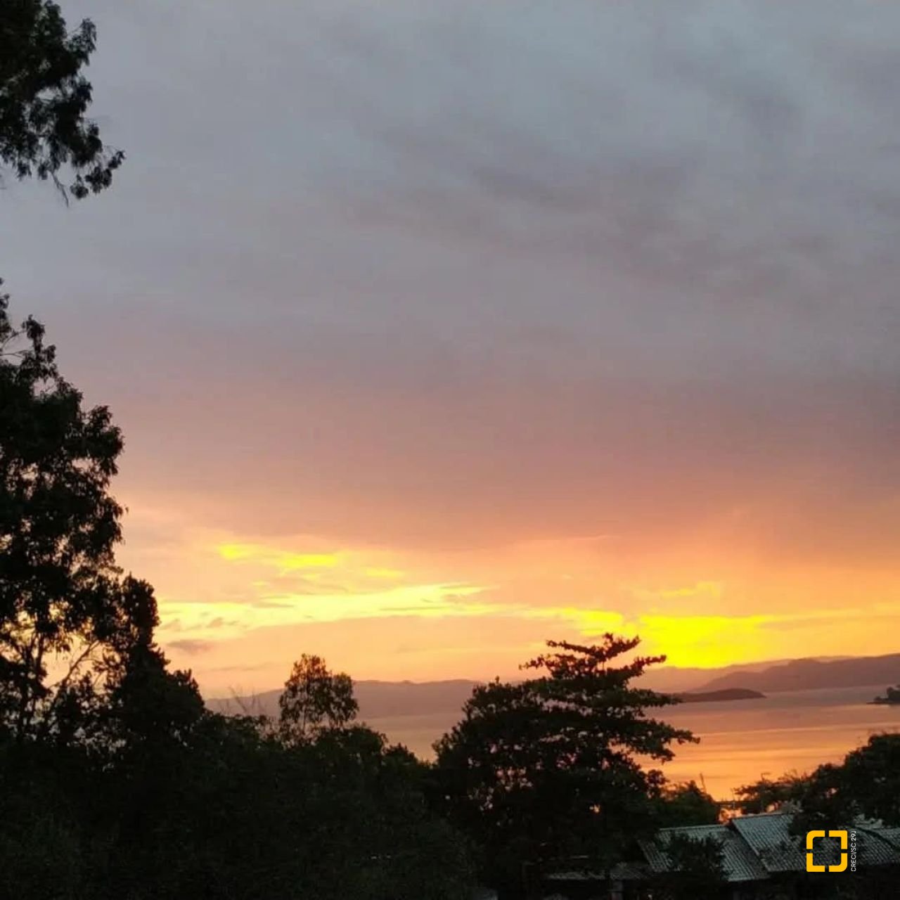 Casa com 152m², 4 quartos (sendo 1 suíte), 2 garagens, no bairro Sambaqui em Florianópolis