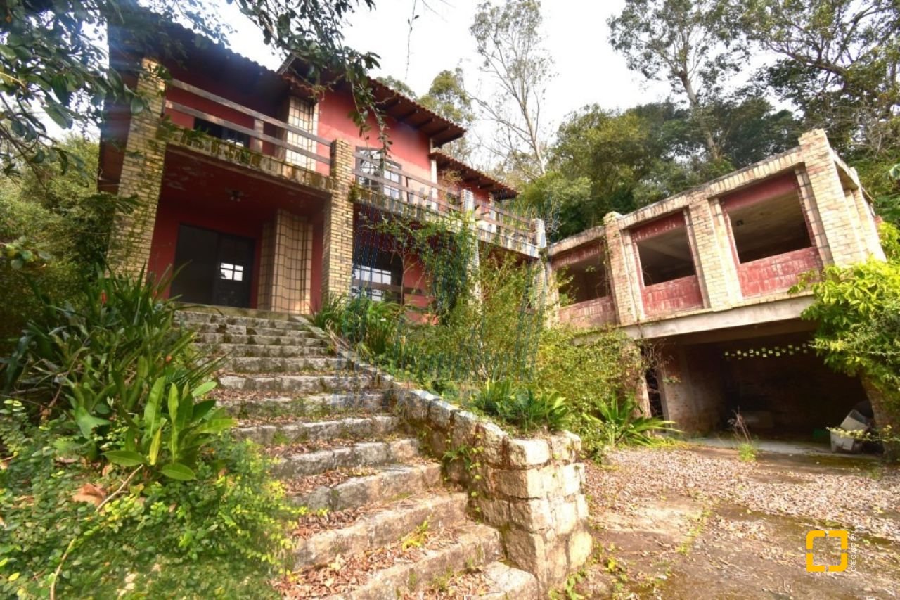 Casa com 152m², 4 quartos (sendo 1 suíte), 2 garagens, no bairro Sambaqui em Florianópolis