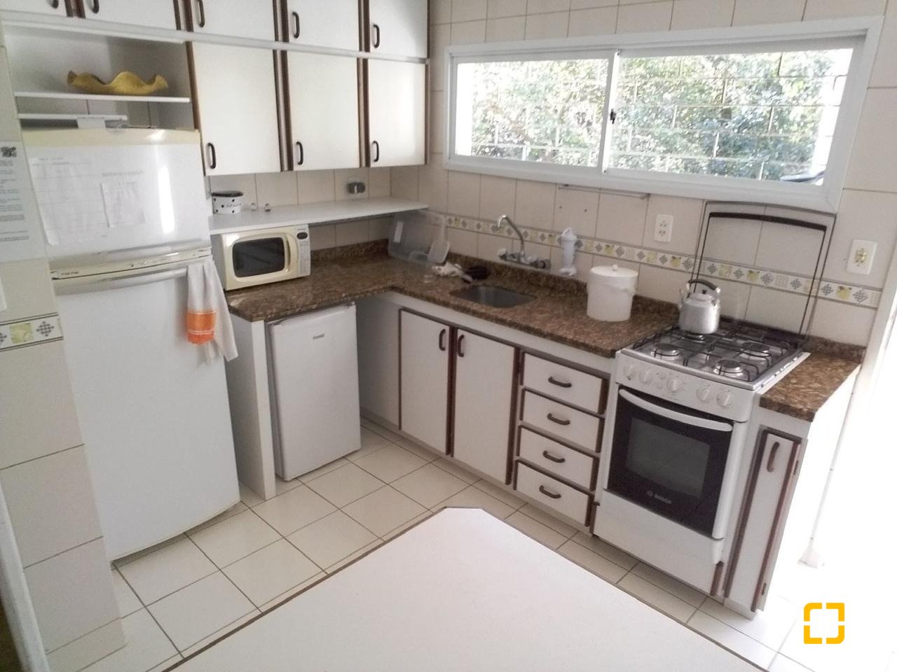 Casa com 176m², 8 quartos (sendo 2 suítes), 4 garagens, no bairro Carvoeira em Florianópolis