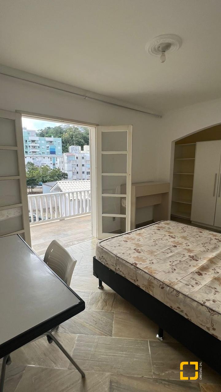Casa com 176m², 8 quartos (sendo 2 suítes), 4 garagens, no bairro Carvoeira em Florianópolis