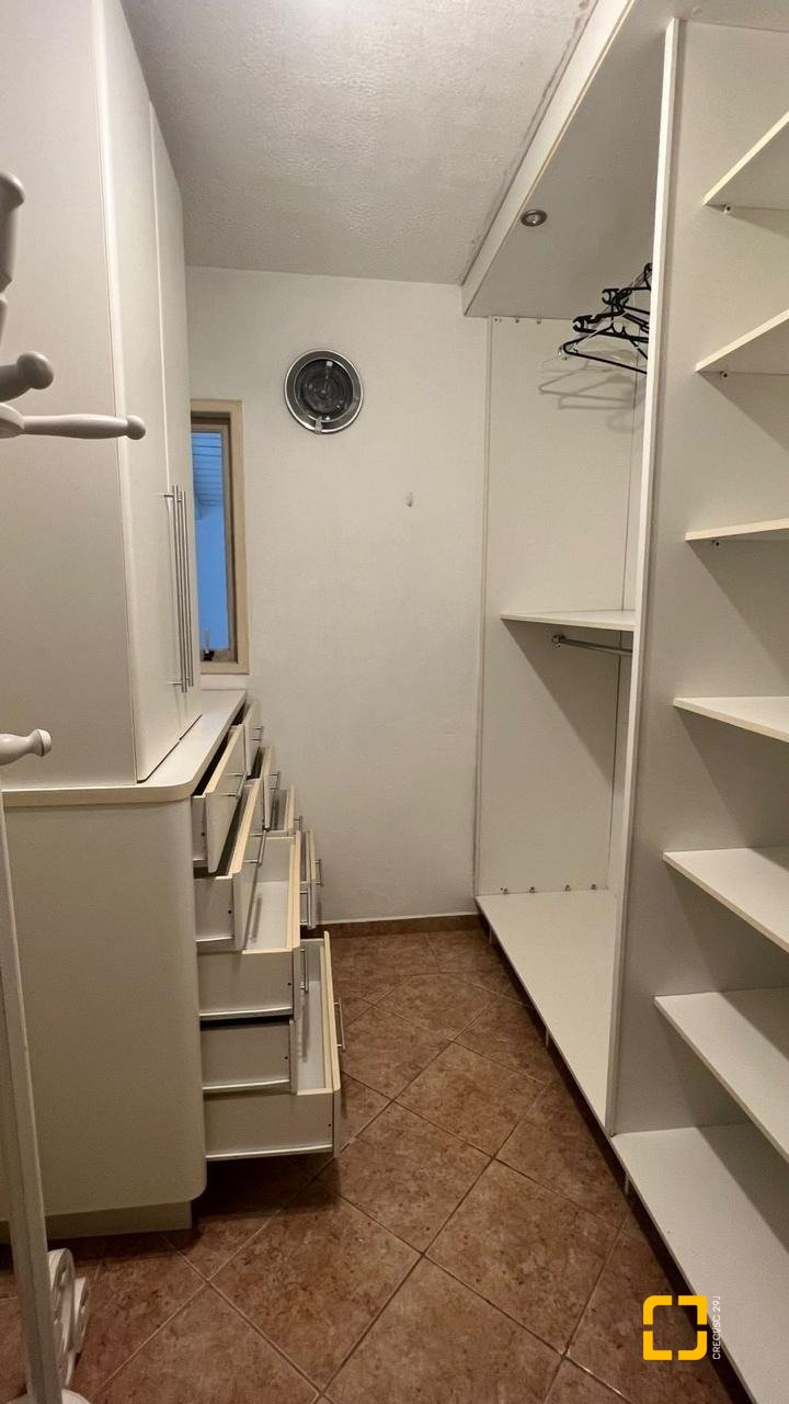 Casa com 176m², 8 quartos (sendo 2 suítes), 4 garagens, no bairro Carvoeira em Florianópolis