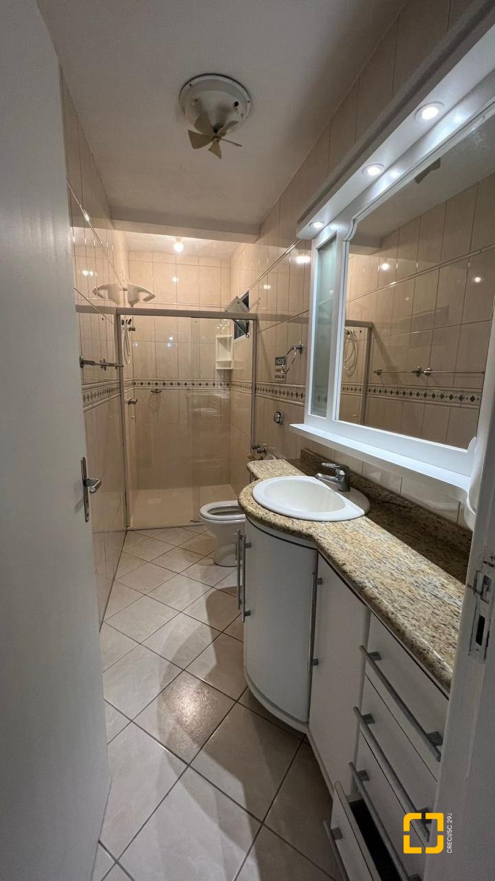 Casa com 176m², 8 quartos (sendo 2 suítes), 4 garagens, no bairro Carvoeira em Florianópolis