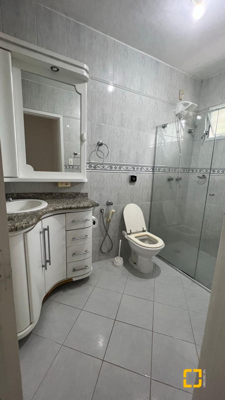 Casa com 176m², 8 quartos (sendo 2 suítes), 4 garagens, no bairro Carvoeira em Florianópolis
