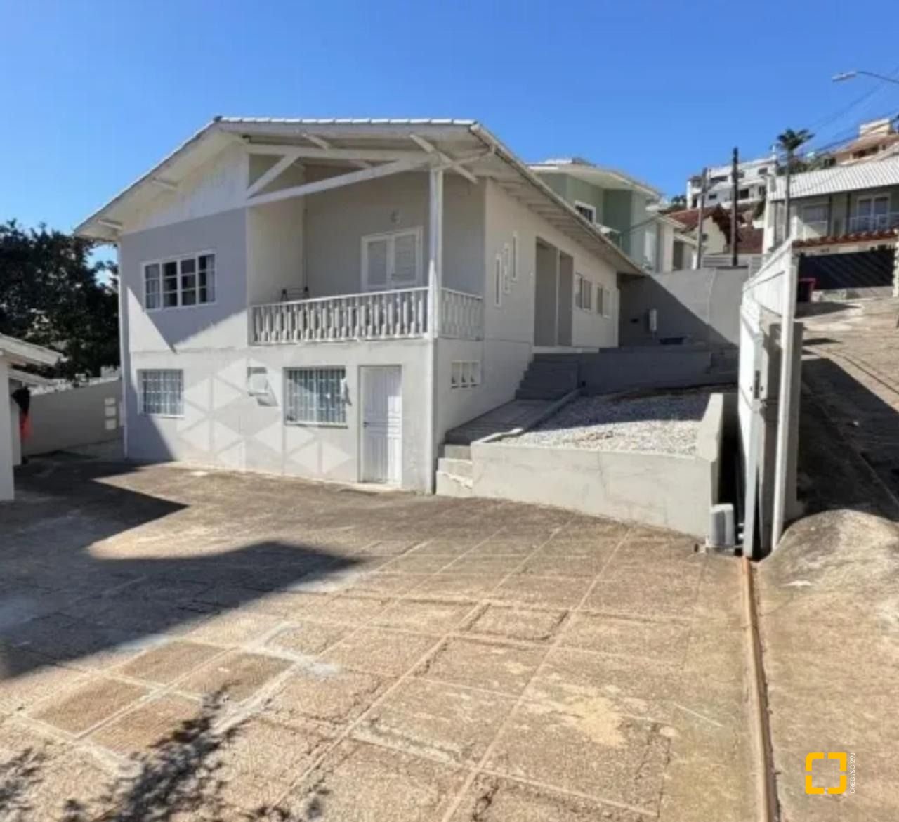 Casa com 176m², 8 quartos (sendo 2 suítes), 4 garagens, no bairro Carvoeira em Florianópolis