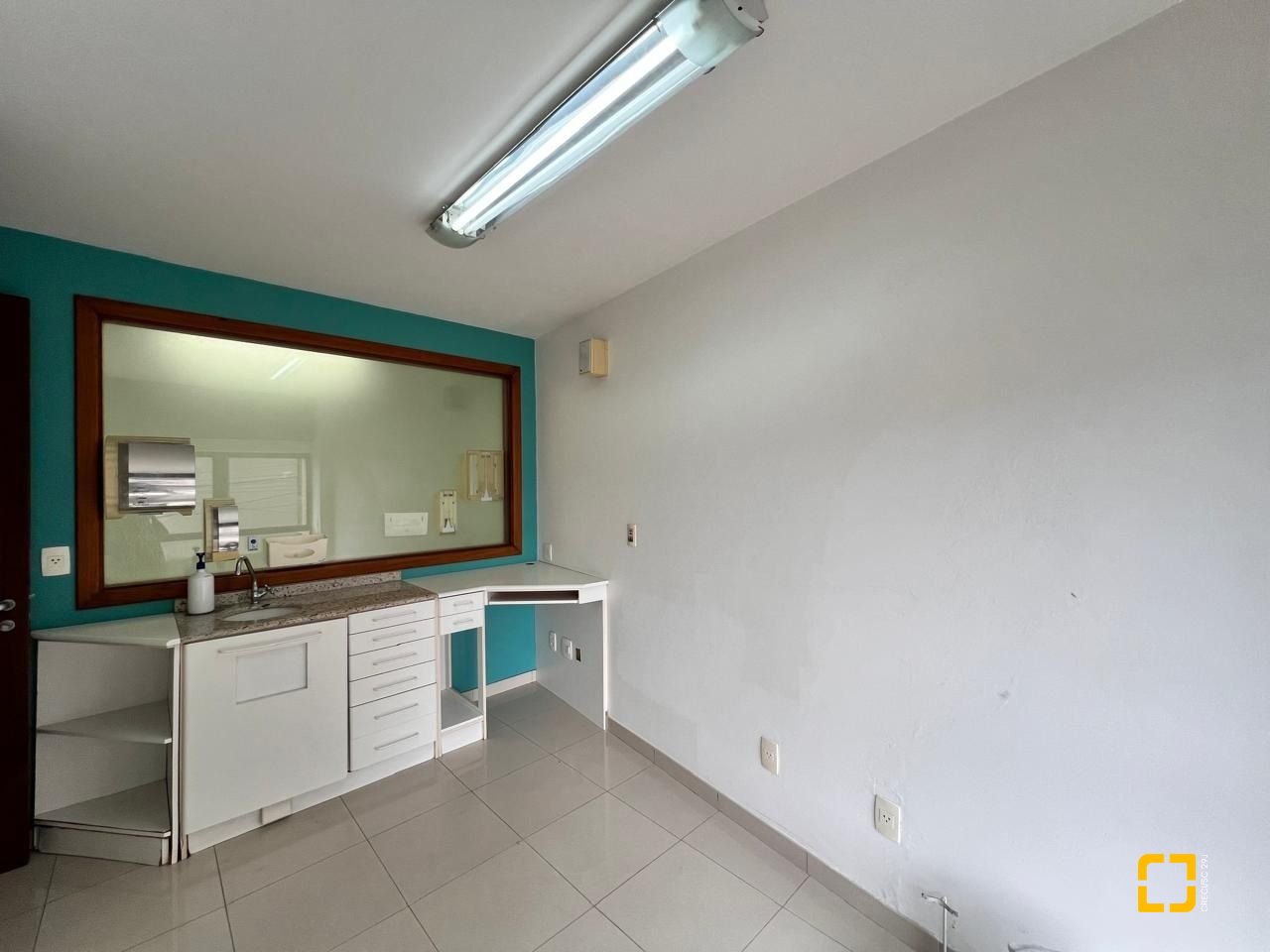 Sala com 163m², 2 garagens, no bairro Centro em Florianópolis